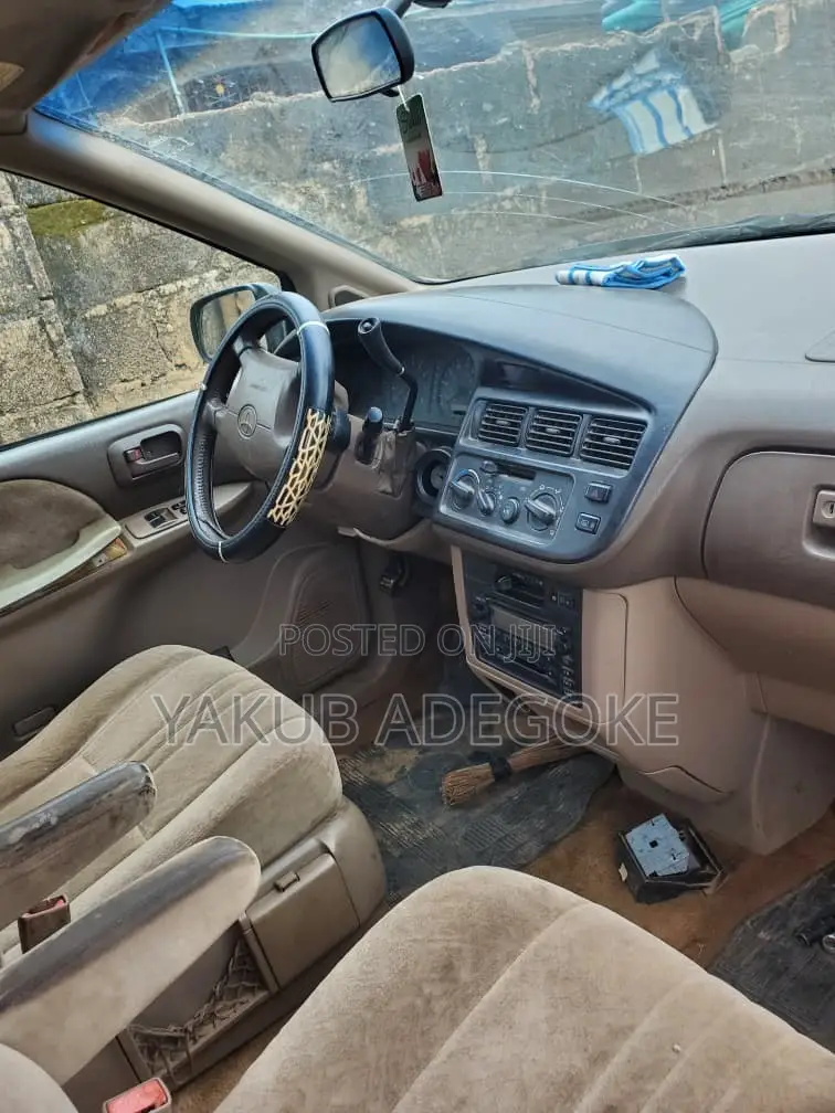 Toyota Sienna 2000 Gold
