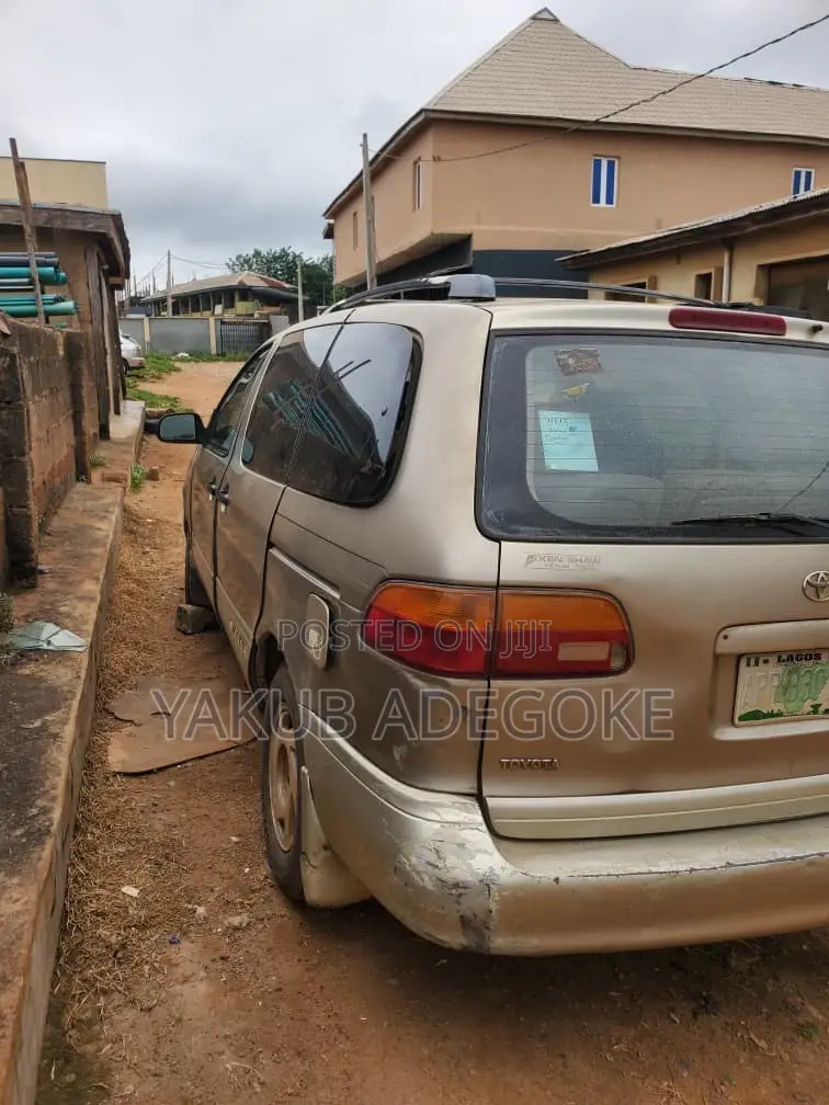 Toyota Sienna 2000 Gold