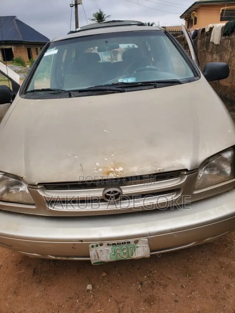 Toyota Sienna 2000 Gold