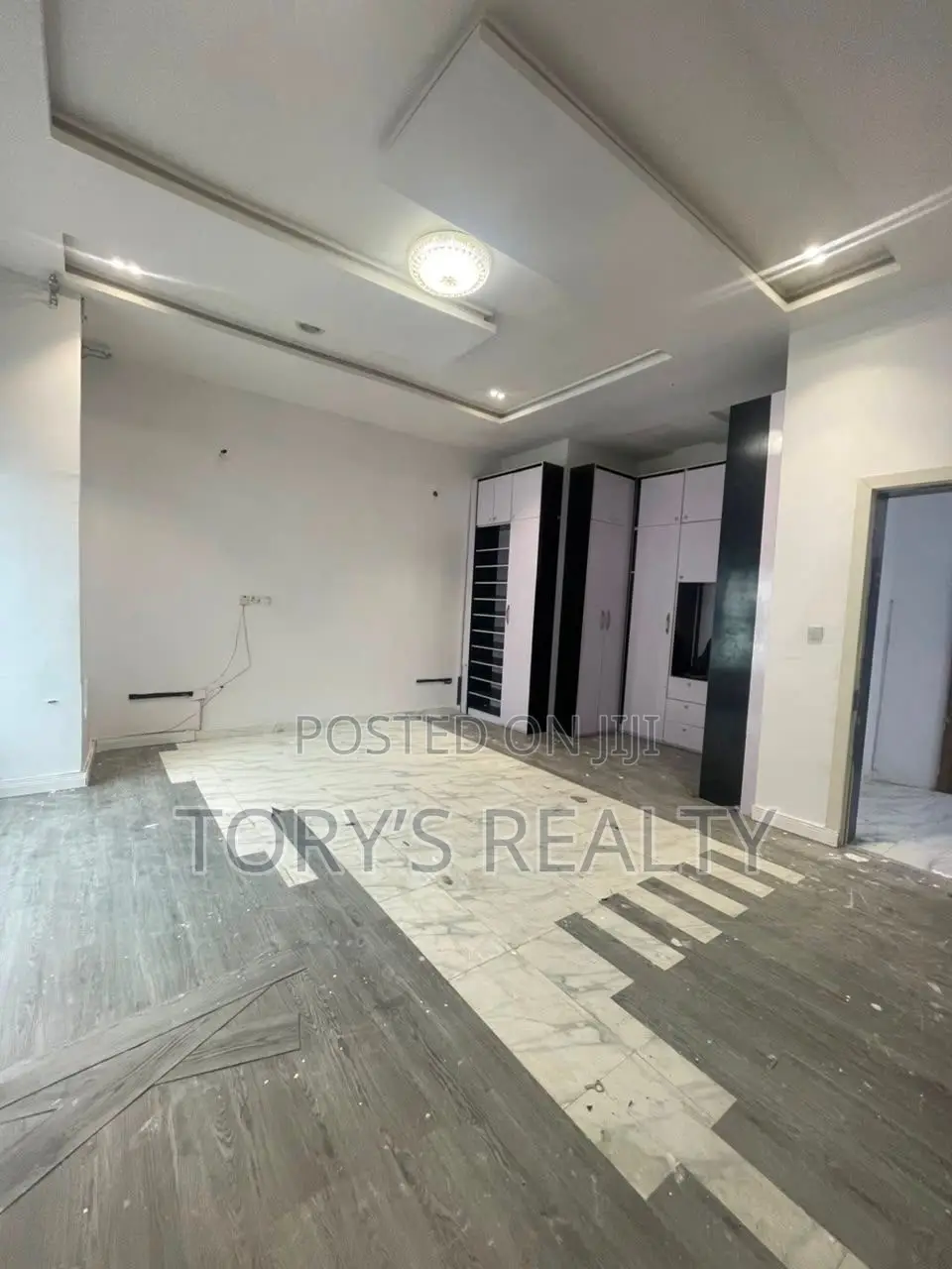 Mini Flat in Chevron for rent