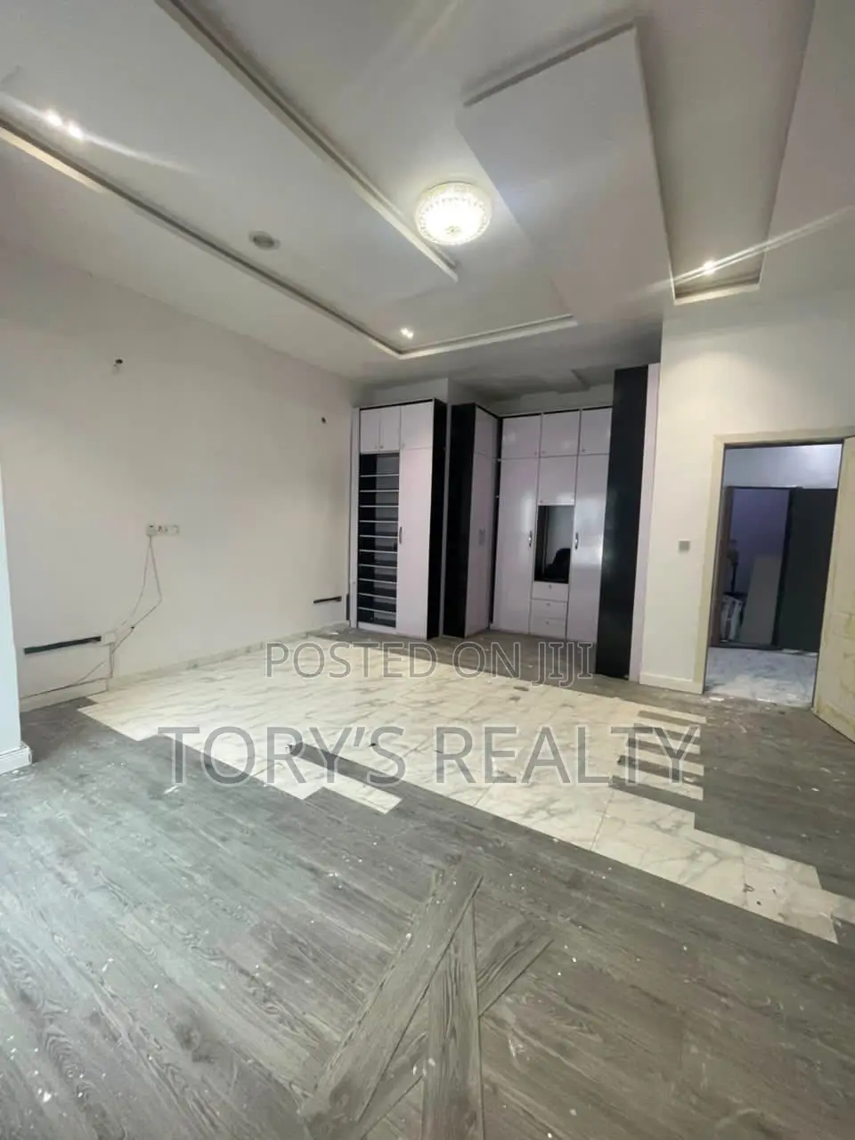 Mini Flat in Chevron for rent