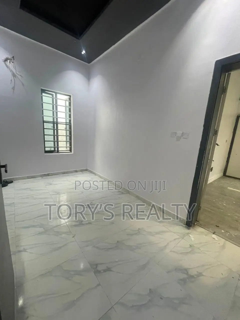 Mini Flat in Chevron for rent