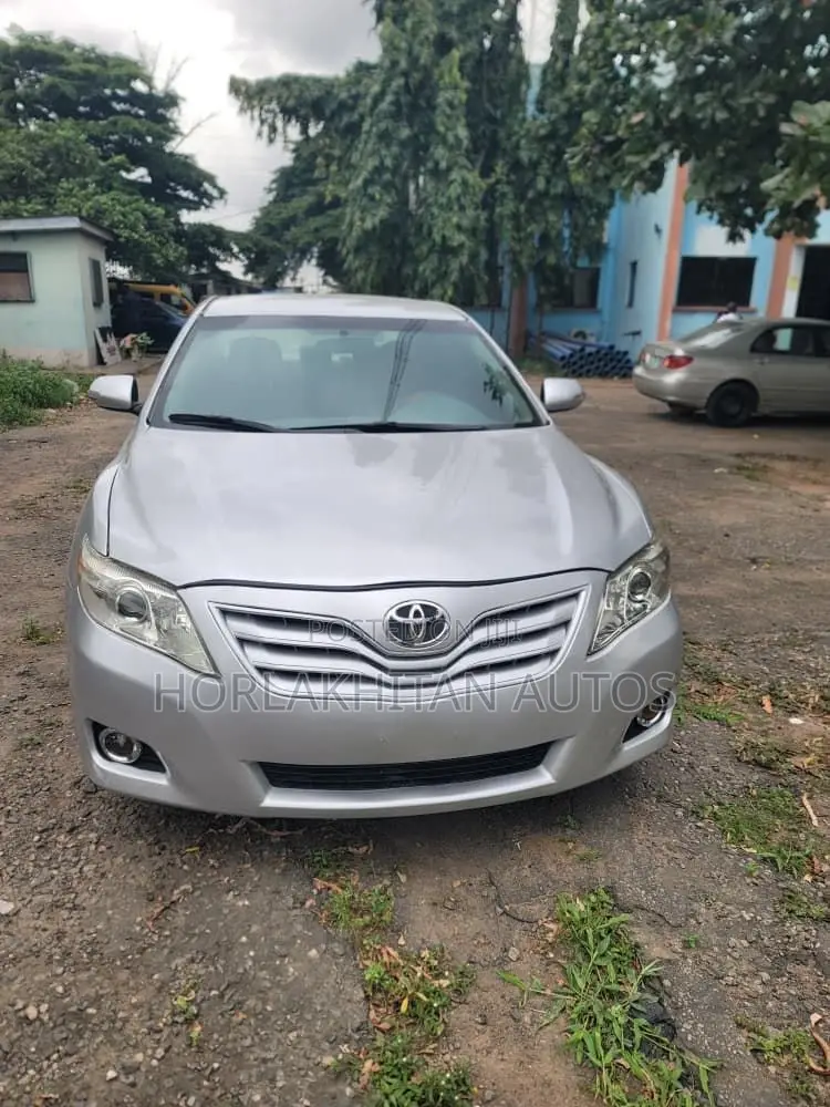 Toyota Camry LE 4dr Sedan (2.5L 4cyl 6AM) 2010 Silver