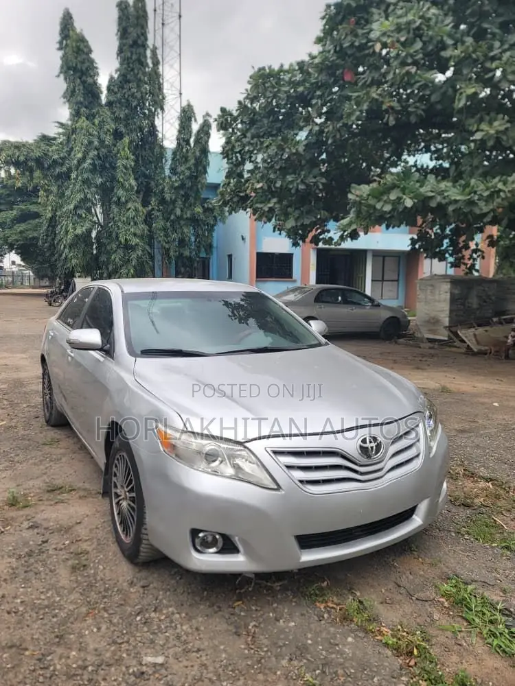 Toyota Camry LE 4dr Sedan (2.5L 4cyl 6AM) 2010 Silver