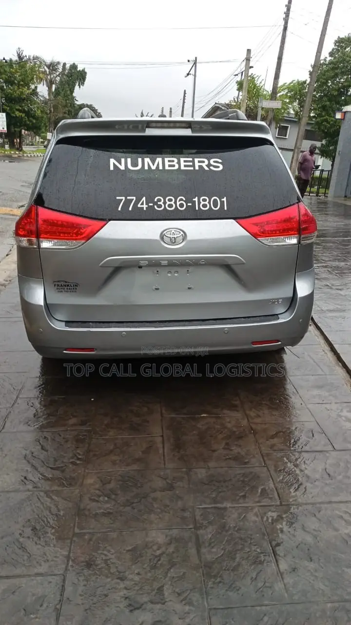 Toyota Sienna XLE AWD 7-Passenger 2013 Silver