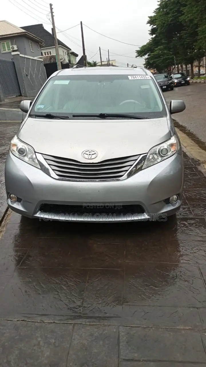 Toyota Sienna XLE AWD 7-Passenger 2013 Silver