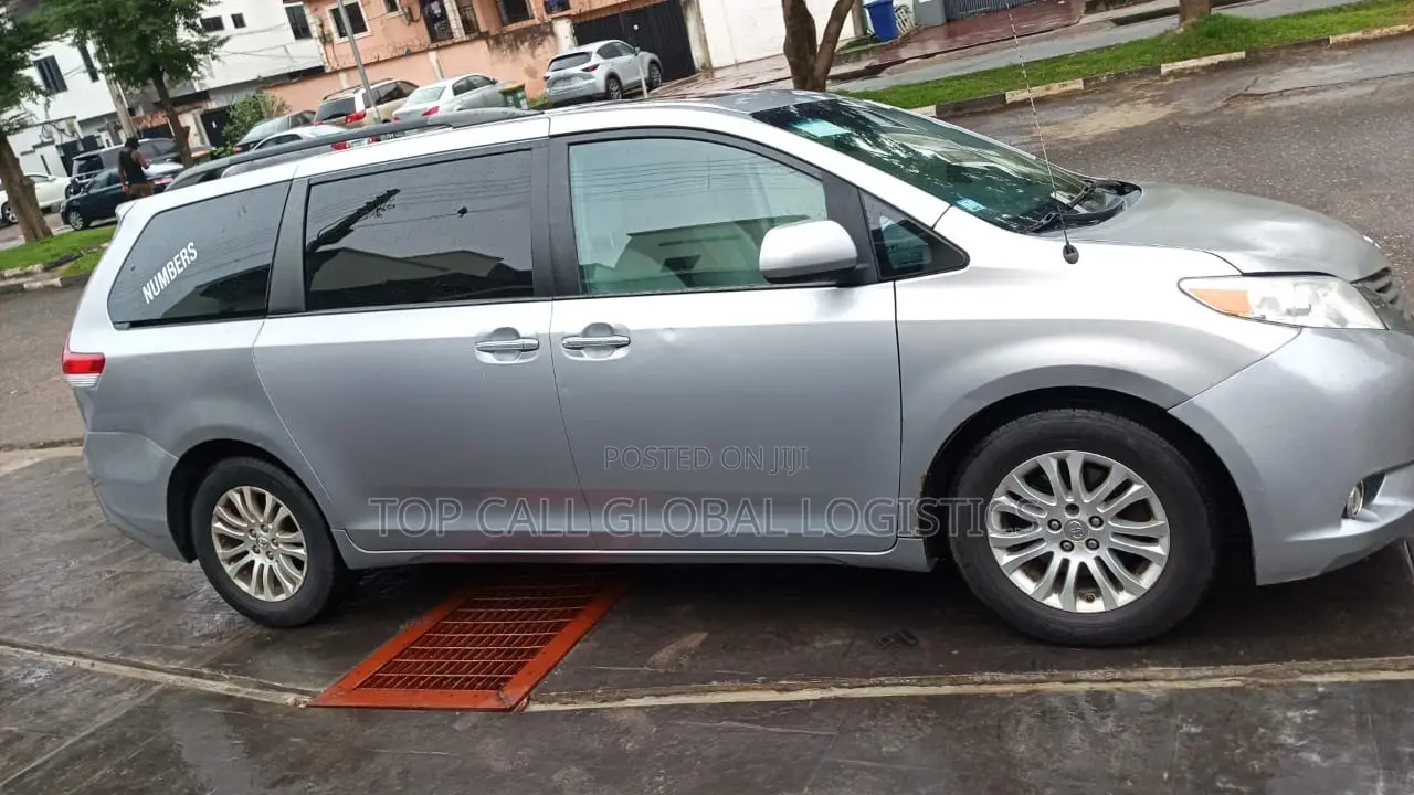 Toyota Sienna XLE AWD 7-Passenger 2013 Silver