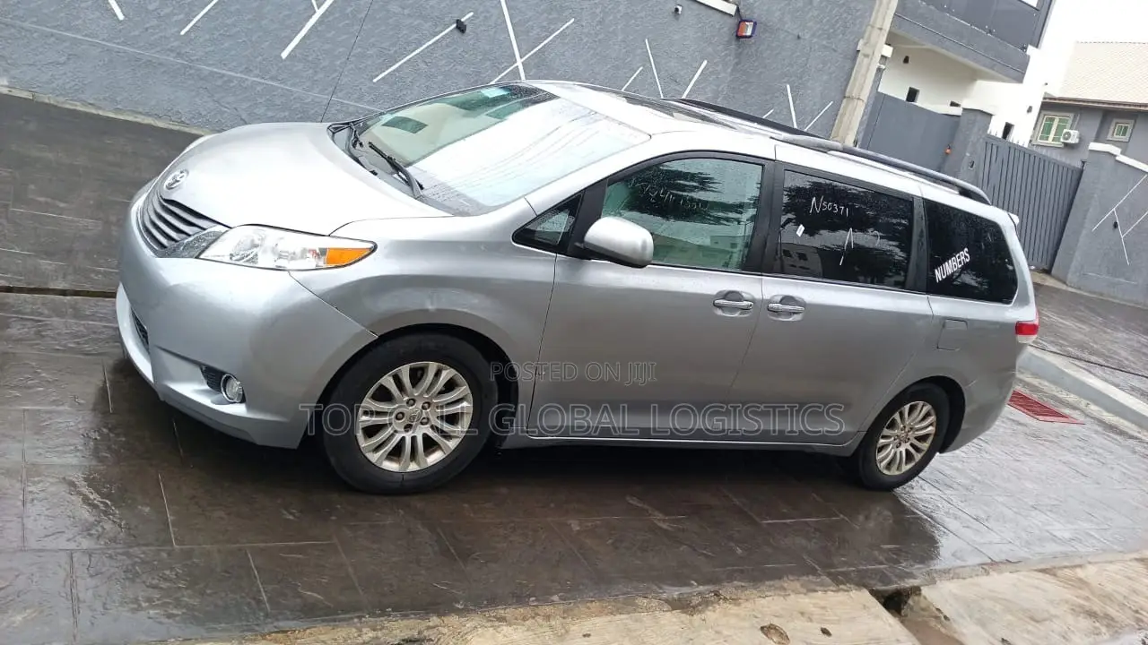 Toyota Sienna XLE AWD 7-Passenger 2013 Silver