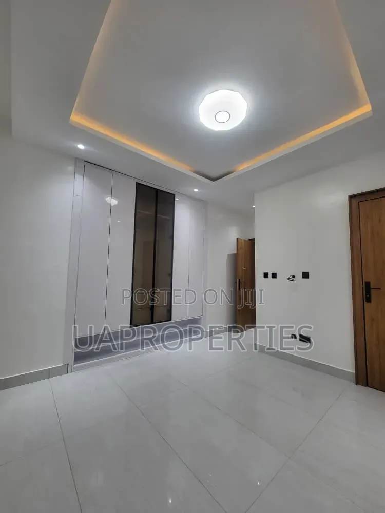 Furnished 6bdrm Mansion in Chevron for sale