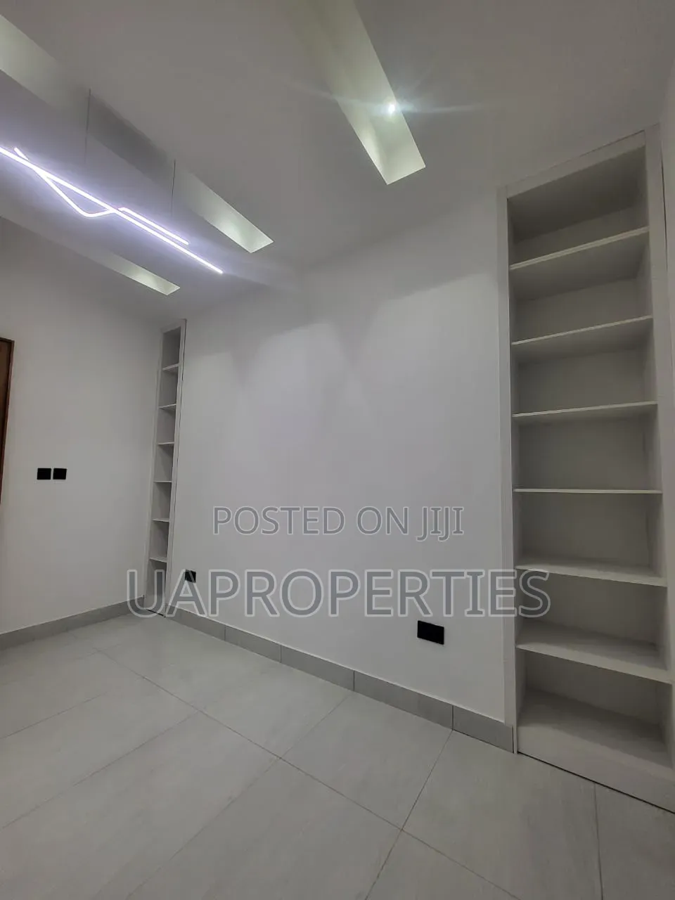 Furnished 6bdrm Mansion in Chevron for sale