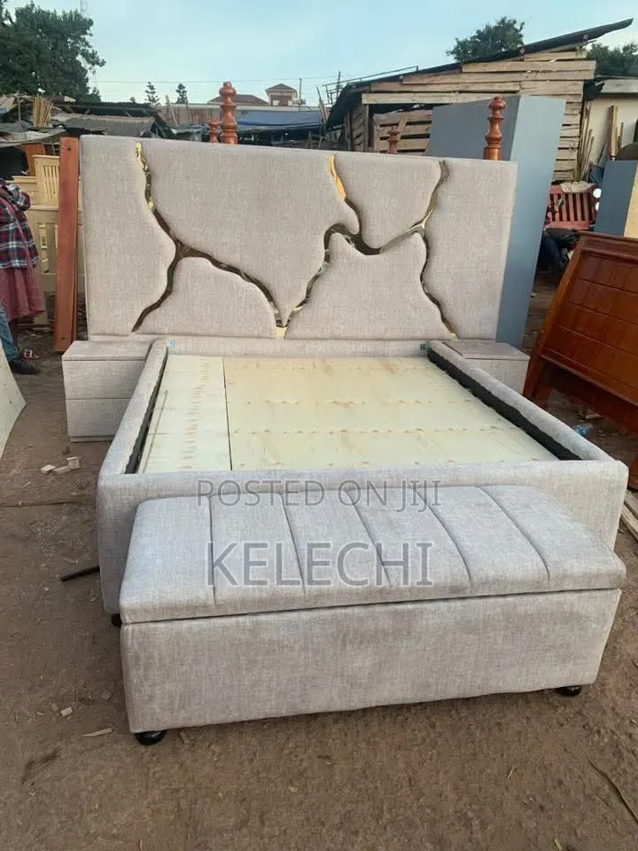 Complete Set of 6by6 Bedframe With Othoman