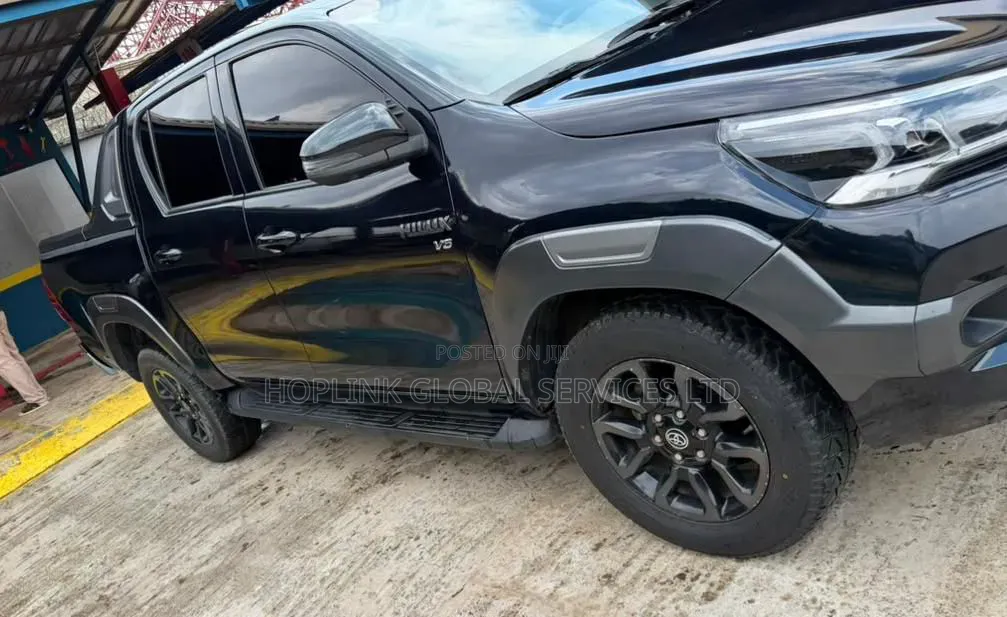 Toyota Hilux 2024 Black