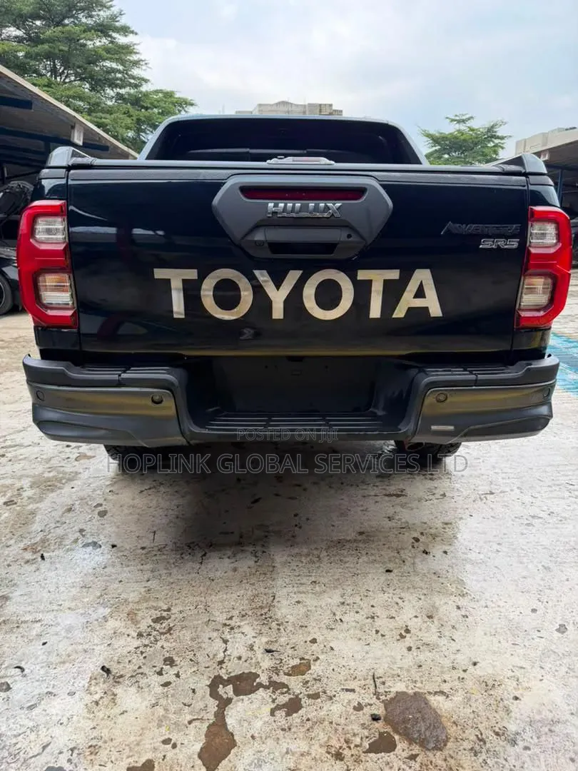Toyota Hilux 2024 Black