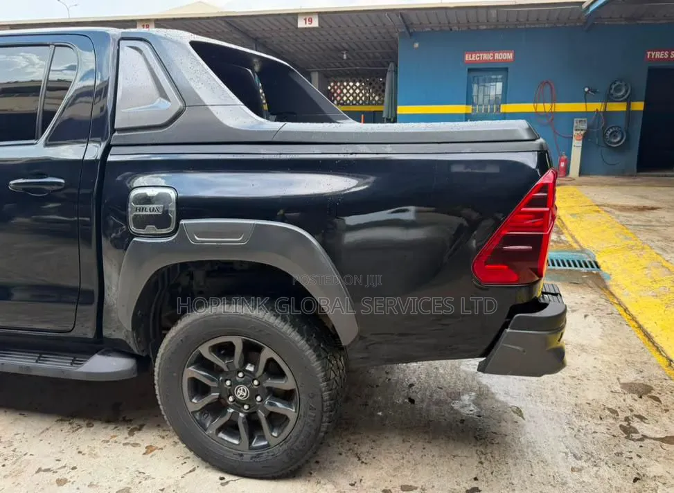Toyota Hilux 2024 Black
