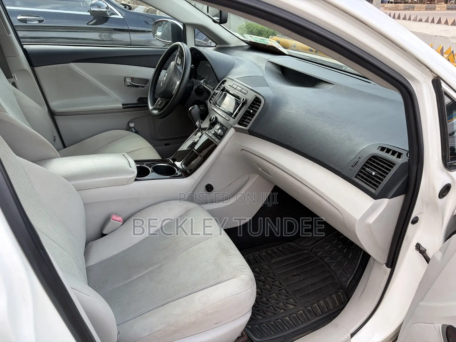 Toyota Venza LE 2011 White
