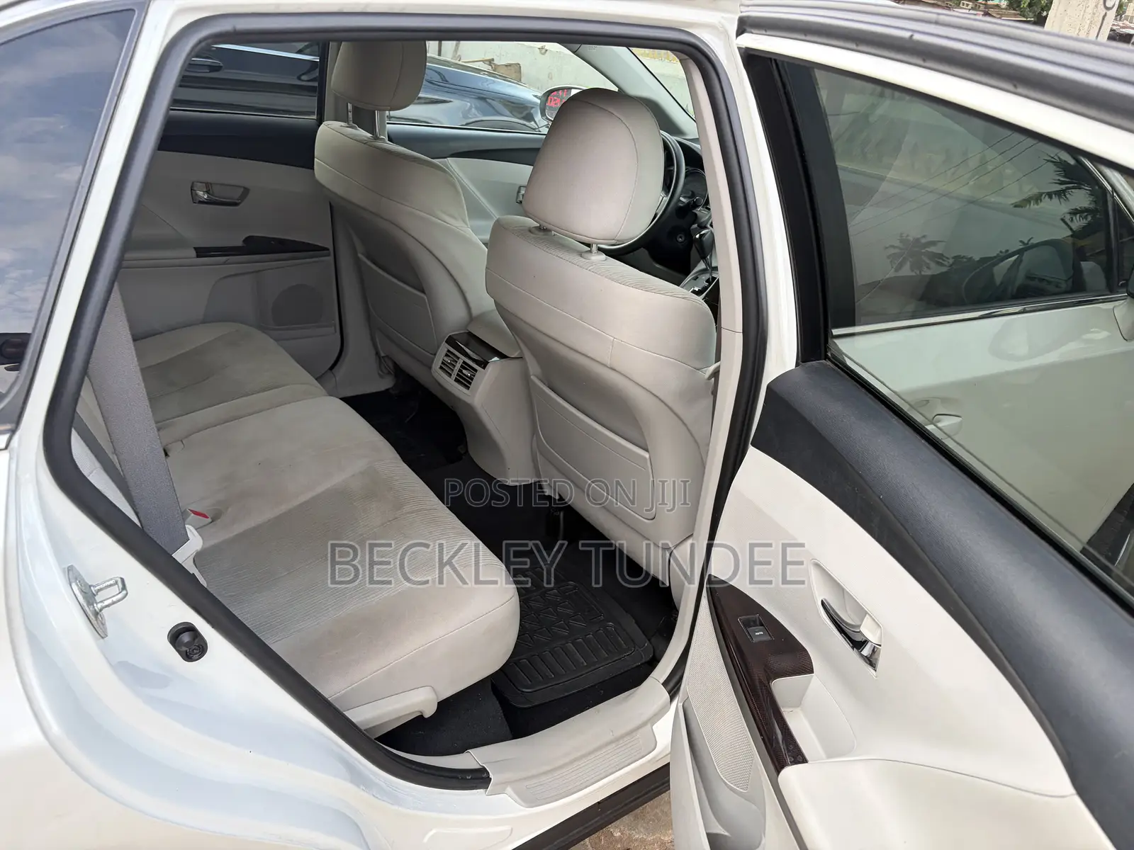 Toyota Venza LE 2011 White