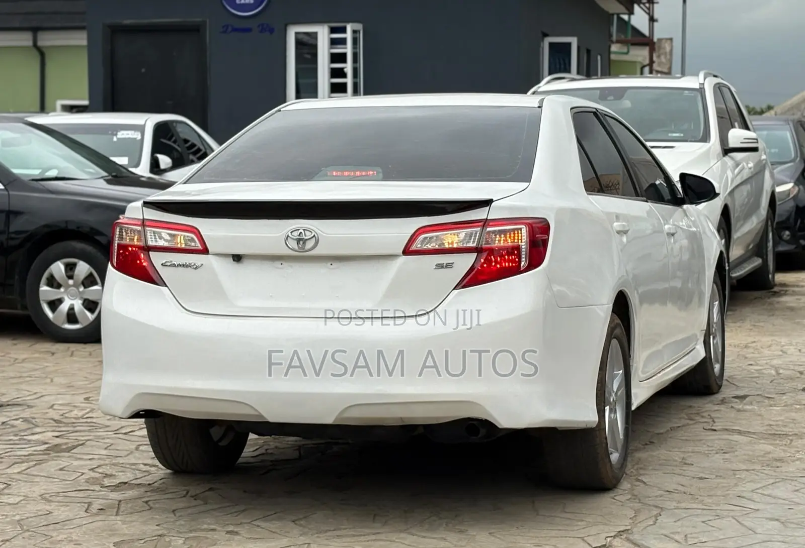 Toyota Camry SE V6 4dr Sedan (3.5L 6cyl 6A) 2013 White