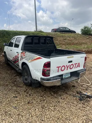 Toyota Hilux SR 4x4 2013 White