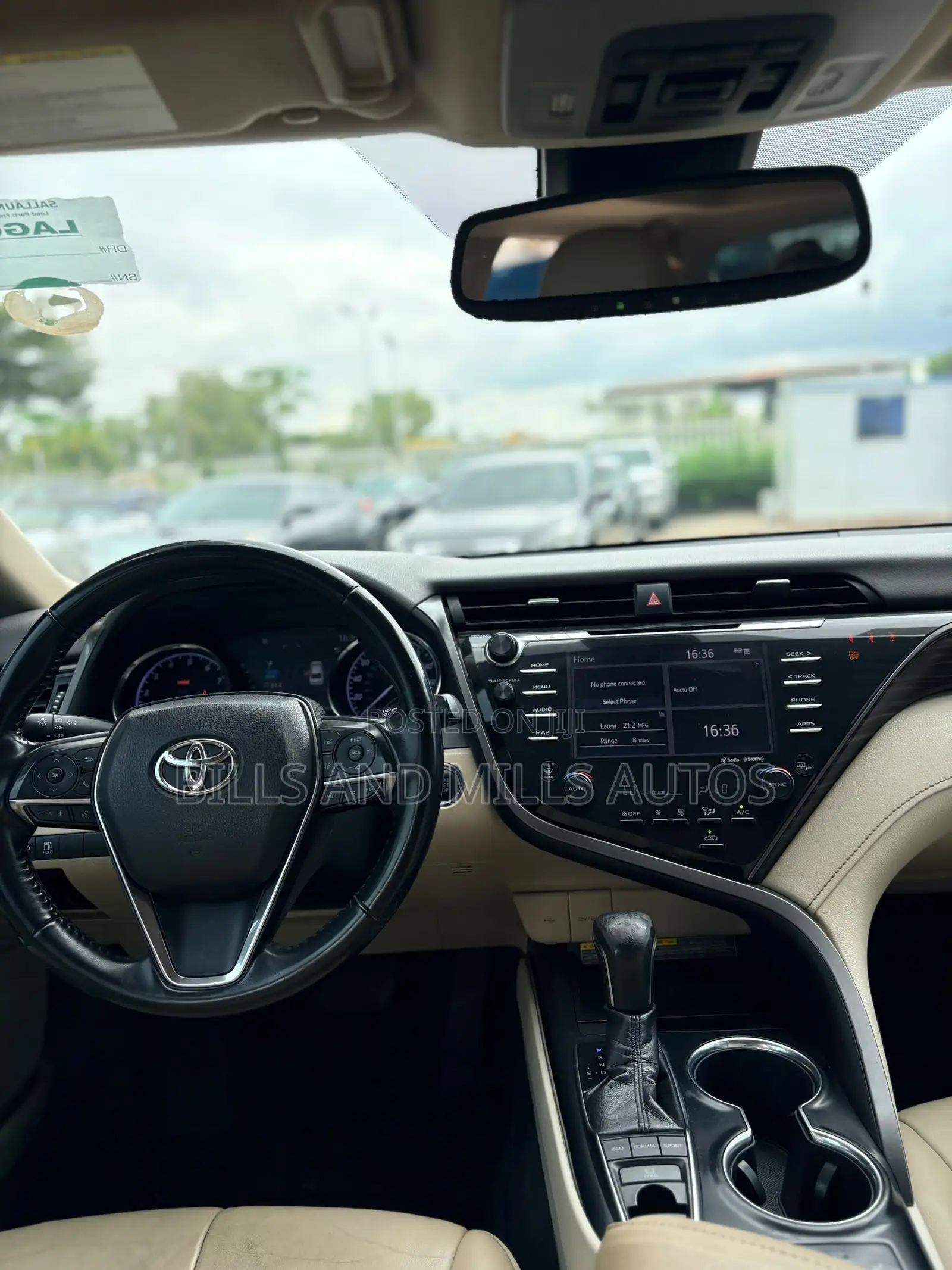 Toyota Camry XLE FWD 2020 White