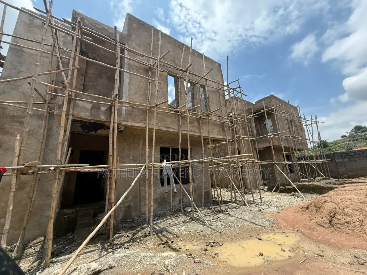 Fully Detached Duplex ! Close to Nizamiya Hospital. External Finishing