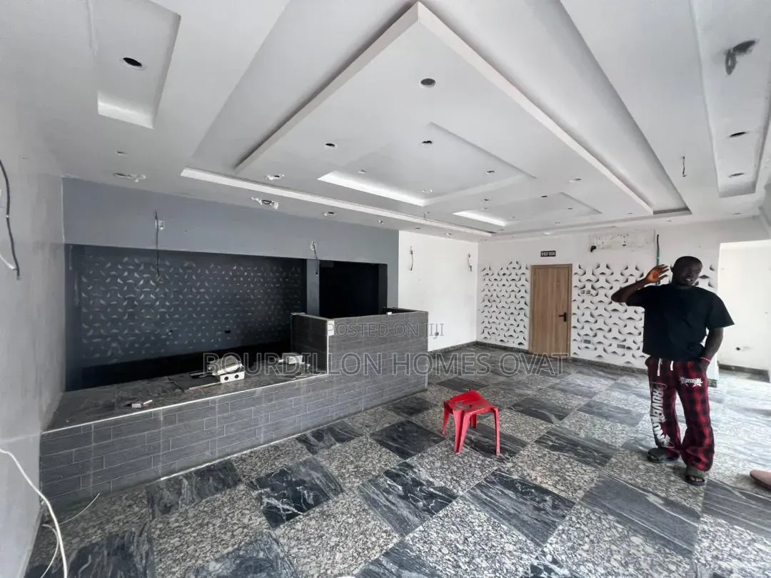 5bdrm Apartment in Victoria Island for rent