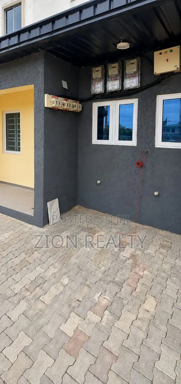 Mini Flat in Royal Garden Estate, Lakowe for rent
