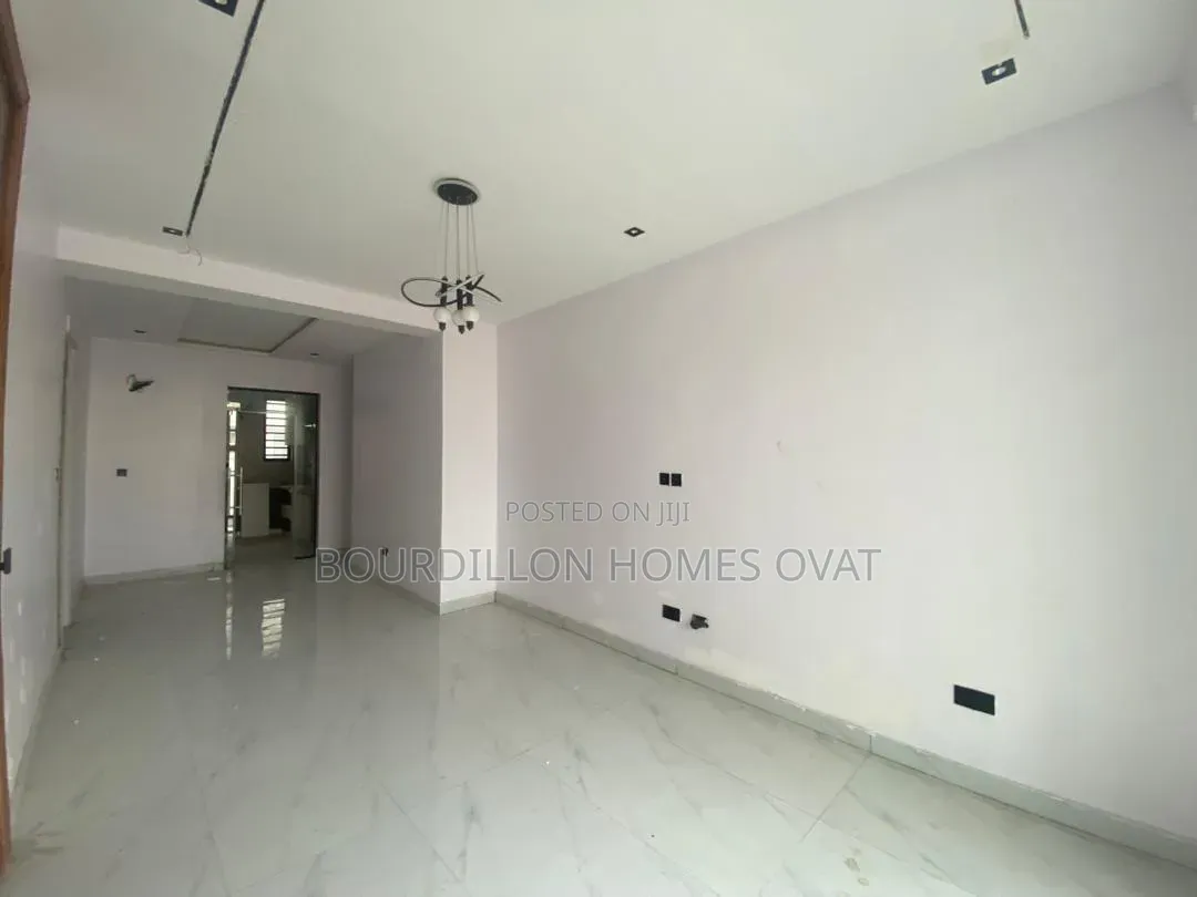 2bdrm Apartment in Osapa London Lekki for sale