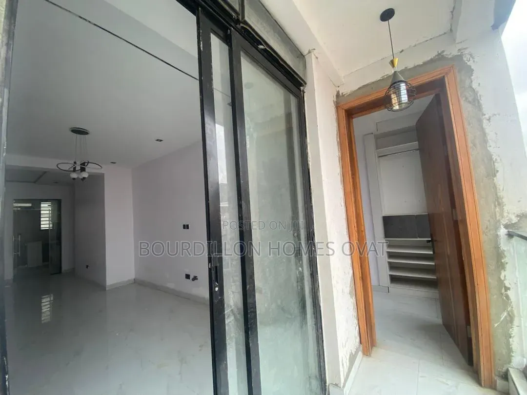2bdrm Apartment in Osapa London Lekki for sale