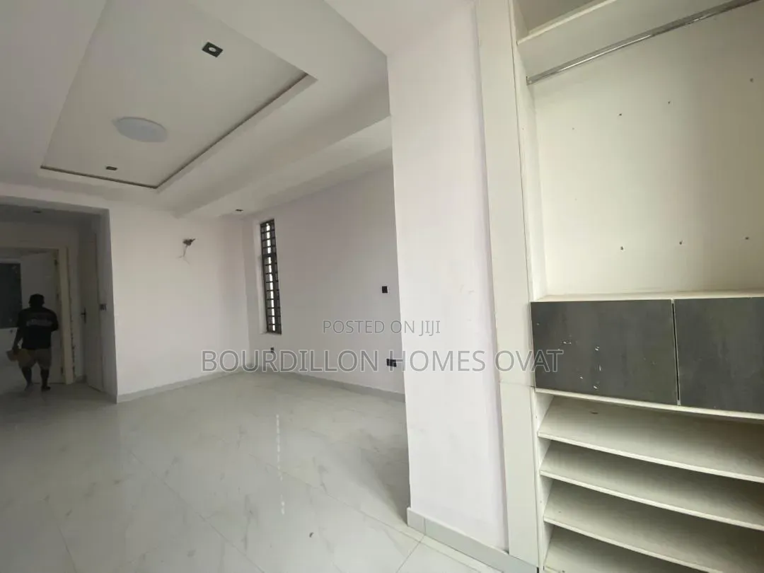 2bdrm Apartment in Osapa London Lekki for sale