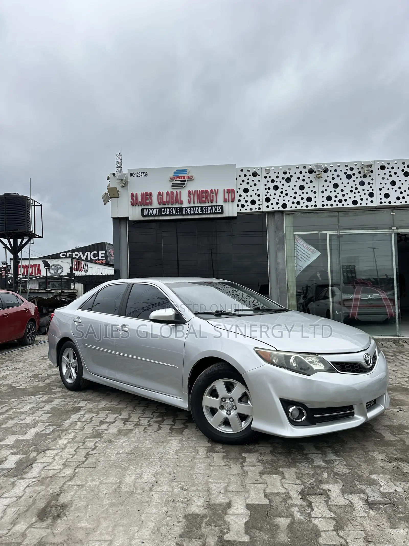 Toyota Camry SE 4dr Sedan w/Prod. End 11/13 (2.5L 4cyl 6A) 2014 Silver