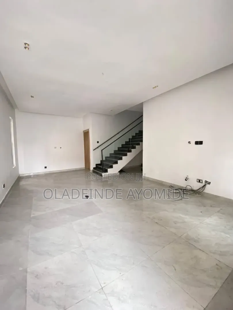 4bdrm Duplex in Chevron for sale
