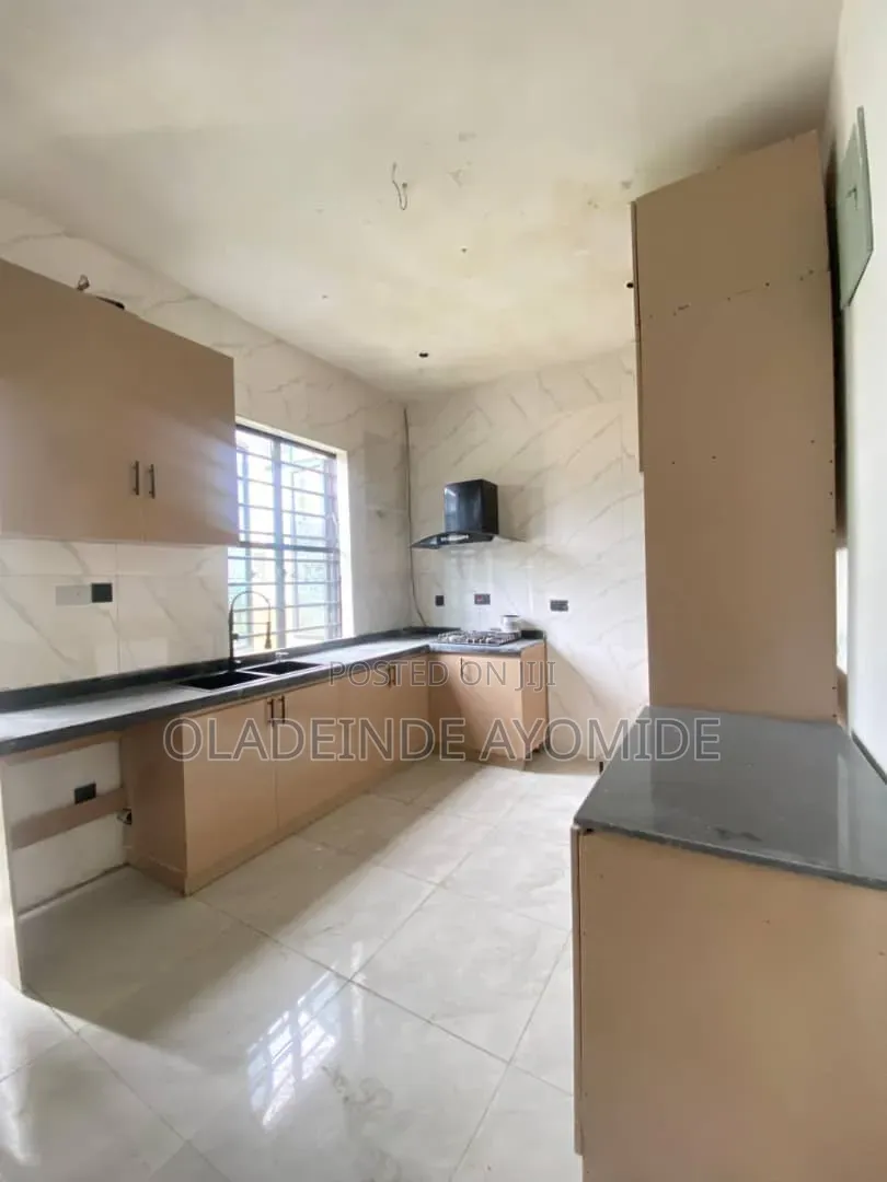 4bdrm Duplex in Chevron for sale