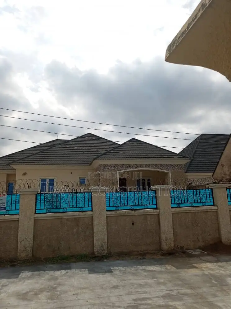3bdrm Bungalow in Idu Industrial for sale