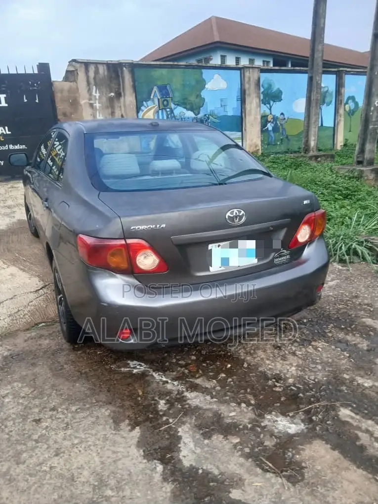 Toyota Corolla LE 4dr Sedan (1.8L 4cyl 4A) 2011 Gray