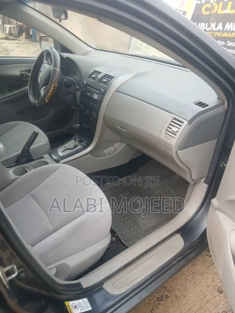 Toyota Corolla LE 4dr Sedan (1.8L 4cyl 4A) 2011 Gray