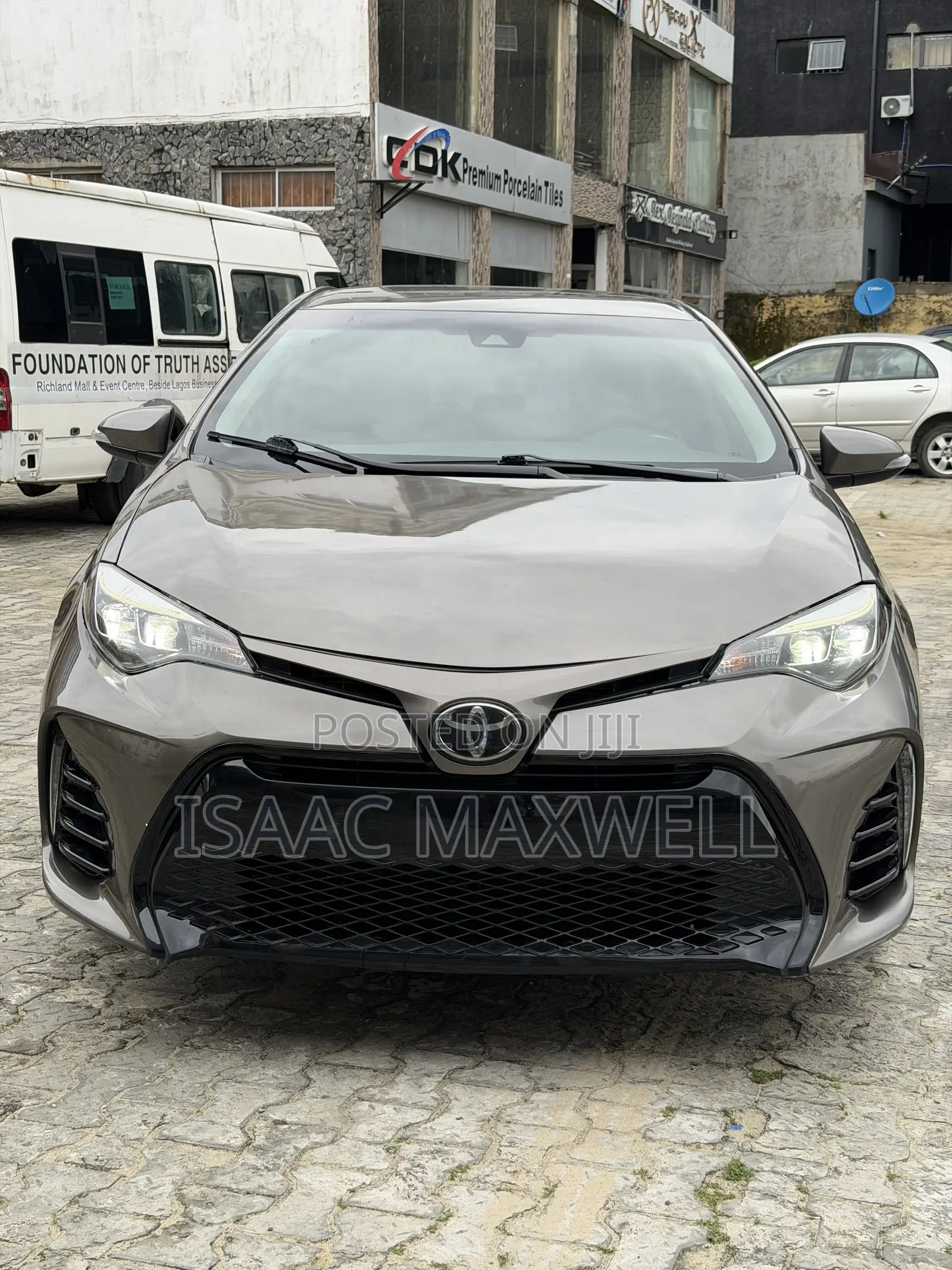Toyota Corolla LE (1.8L 4cyl 2A) 2018 Gray