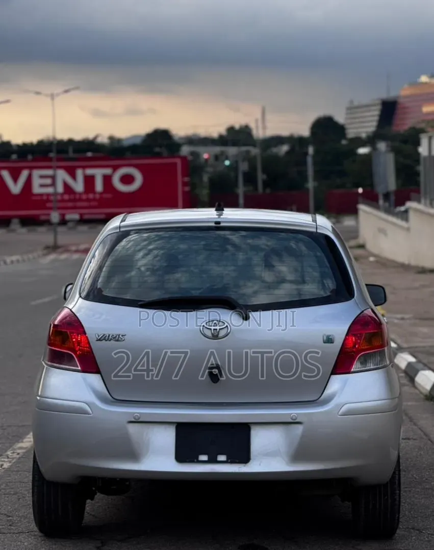 Toyota Yaris 2012 Silver