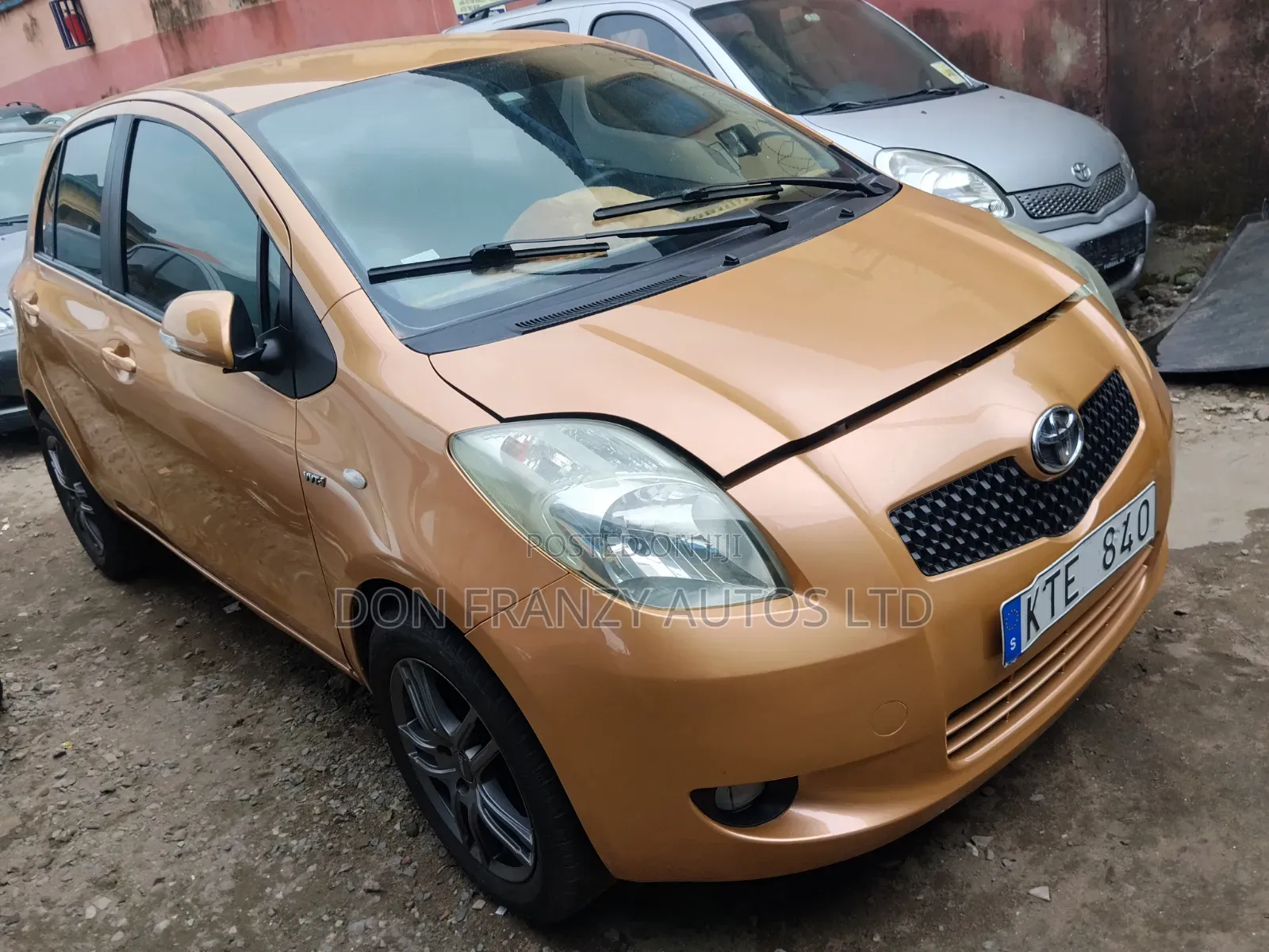 Toyota Yaris Base Hatchback 3dr 2010 Gold