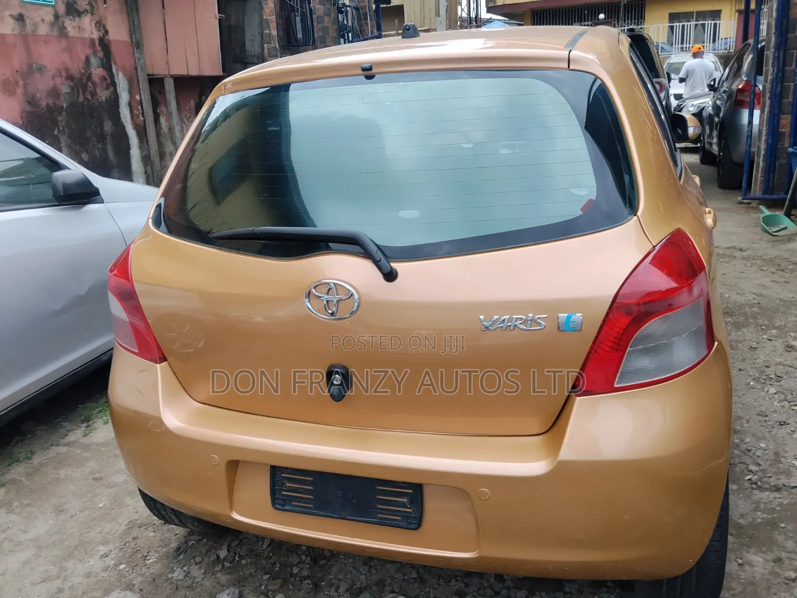 Toyota Yaris Base Hatchback 3dr 2010 Gold