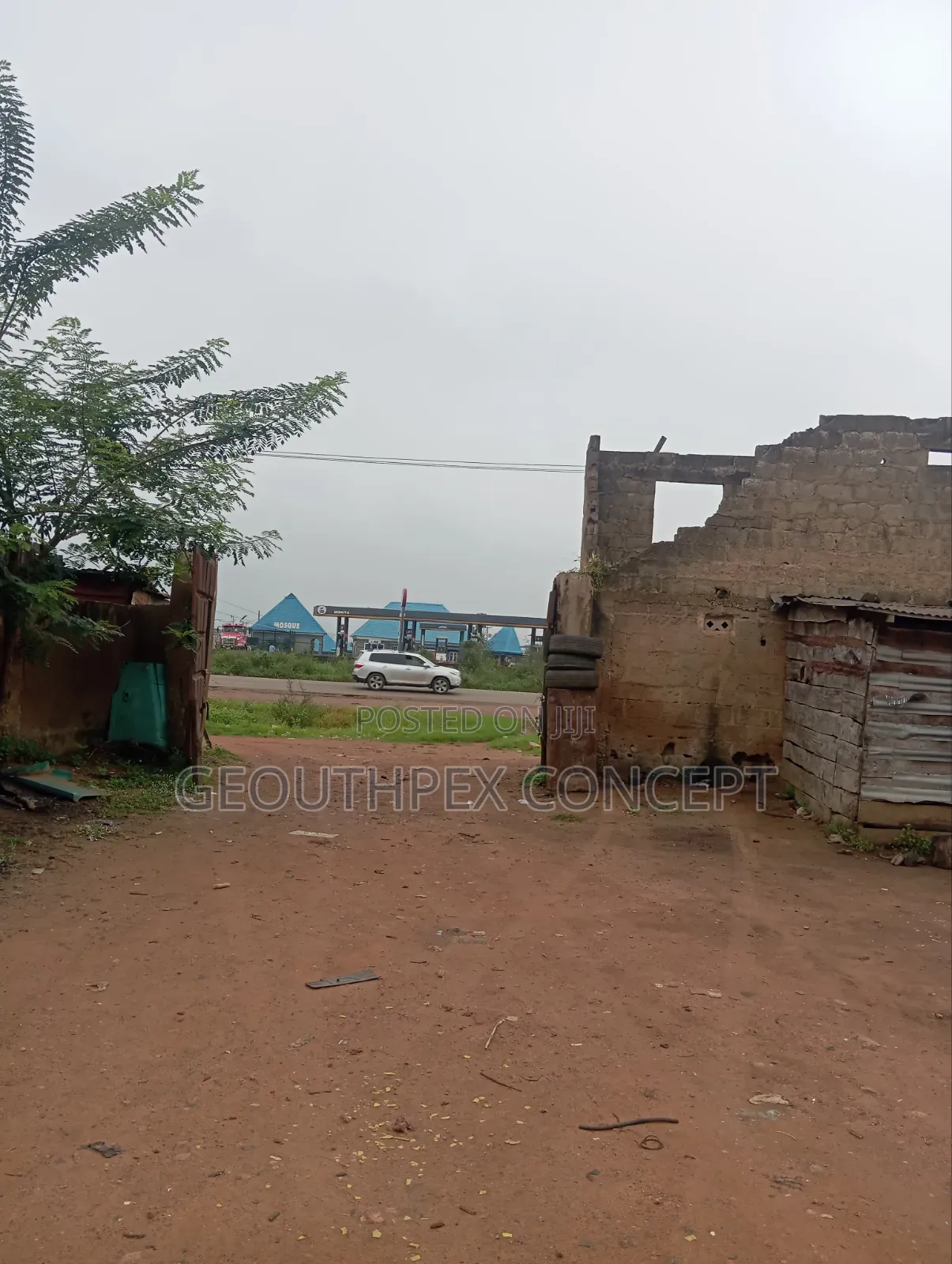 3 Plots of Land, 3 BDRM and 8 Shop Along Oyo-Ibadan Expressway, Ibadan