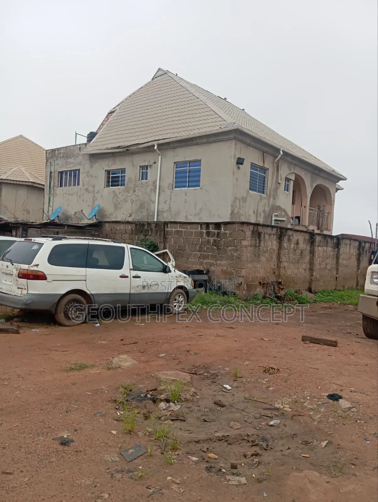 3 Plots of Land, 3 BDRM and 8 Shop Along Oyo-Ibadan Expressway, Ibadan