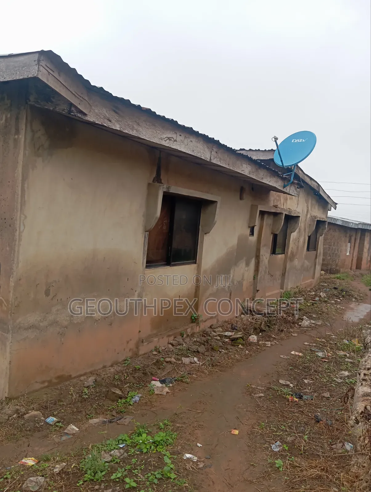 3 Plots of Land, 3 BDRM and 8 Shop Along Oyo-Ibadan Expressway, Ibadan