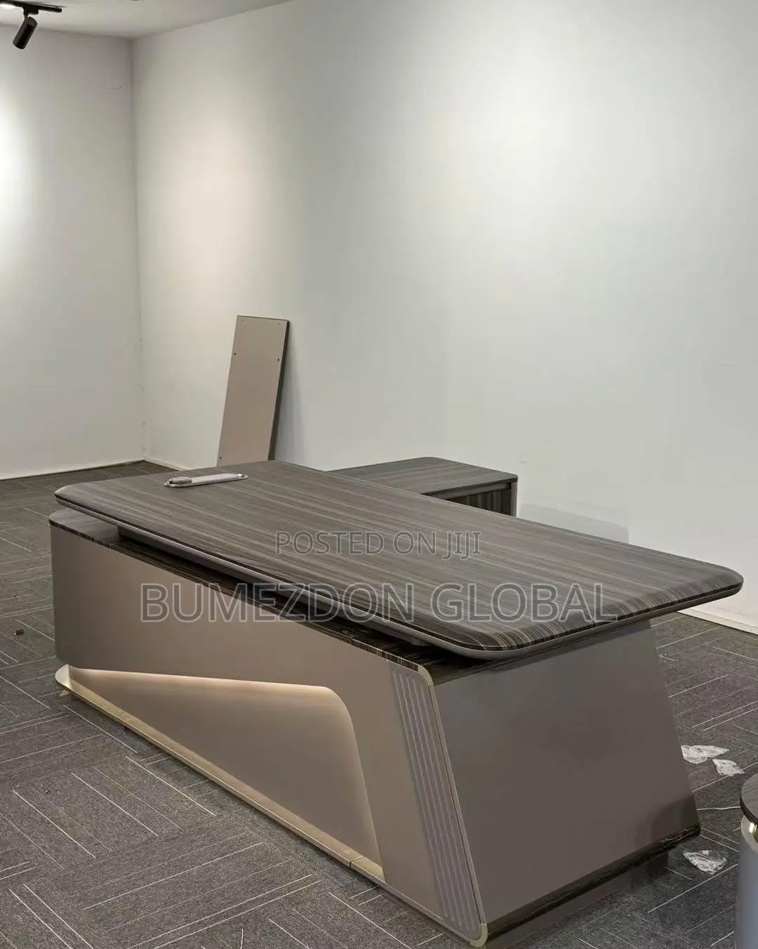 Luxury Executive Office Desk With LED Accent Design