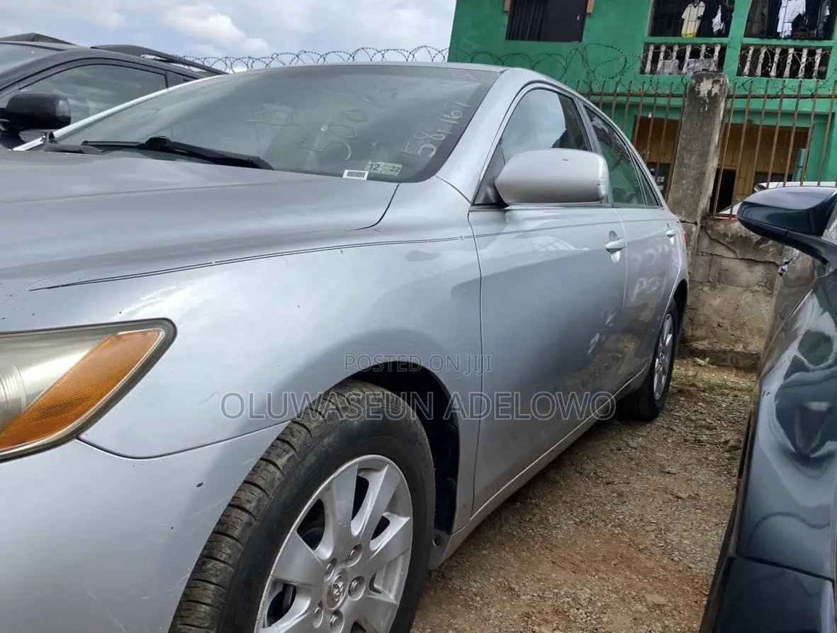 Toyota Camry XLE 4dr Sedan (2.4L 4cyl 5A) 2009 Silver