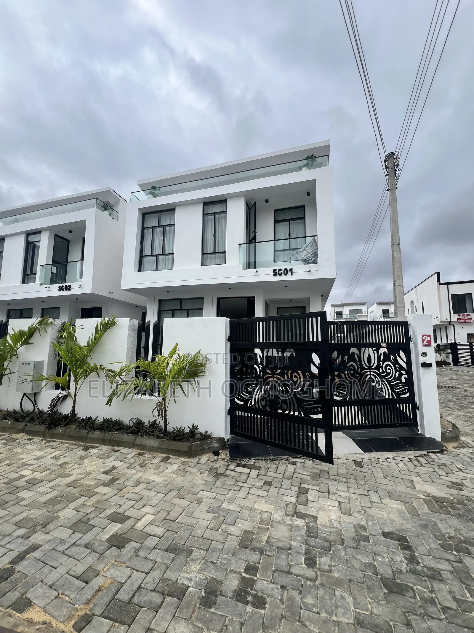 5bdrm Duplex in Chevron for sale