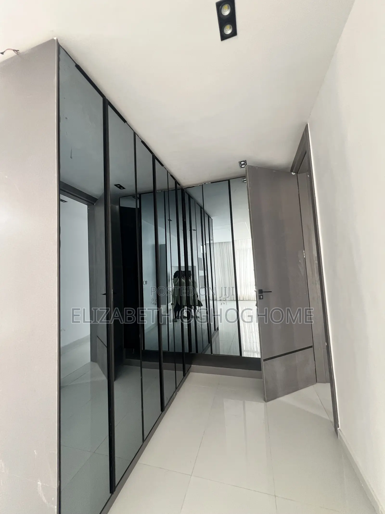 5bdrm Duplex in Chevron for sale