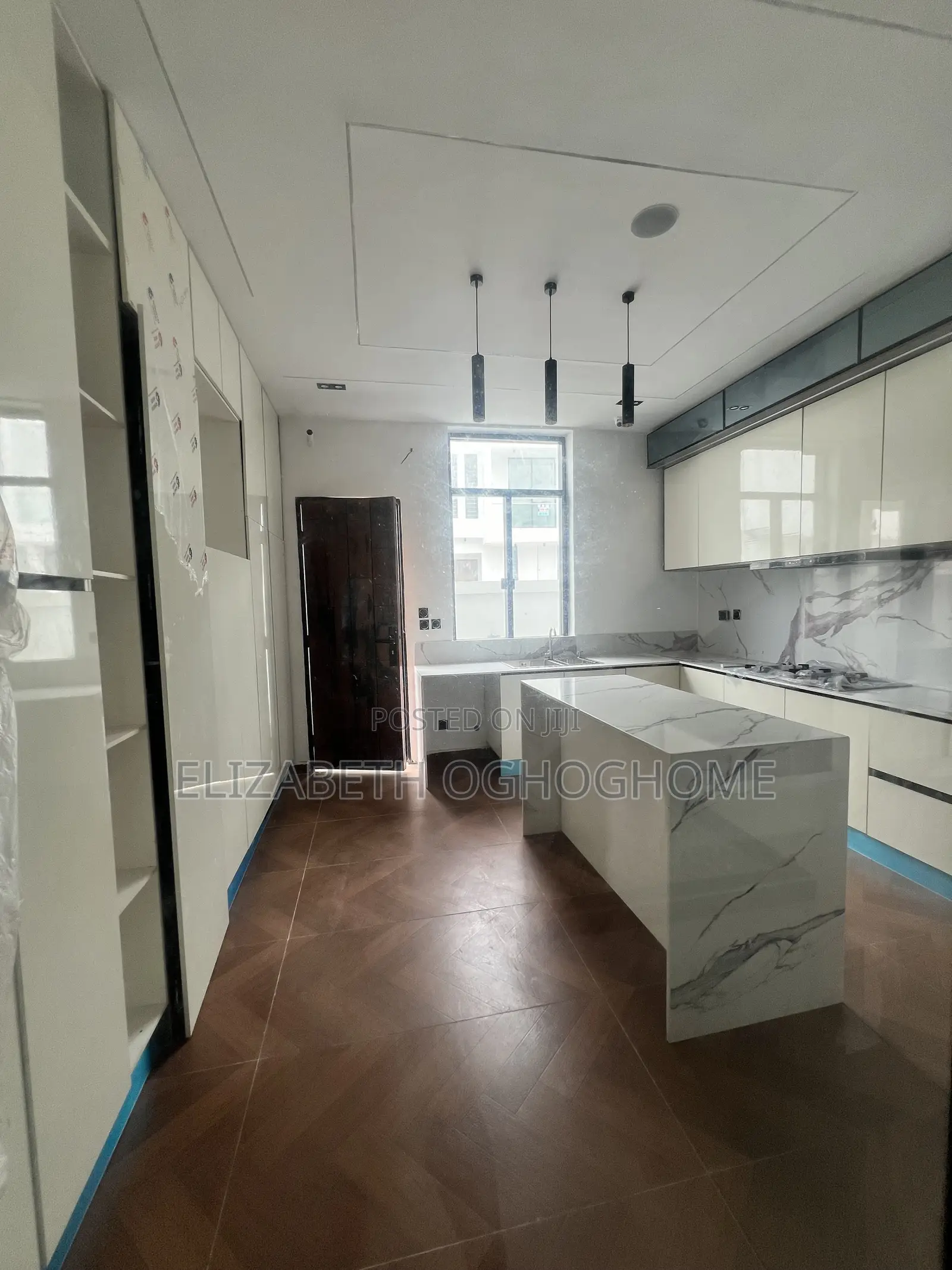 5bdrm Duplex in Chevron for sale