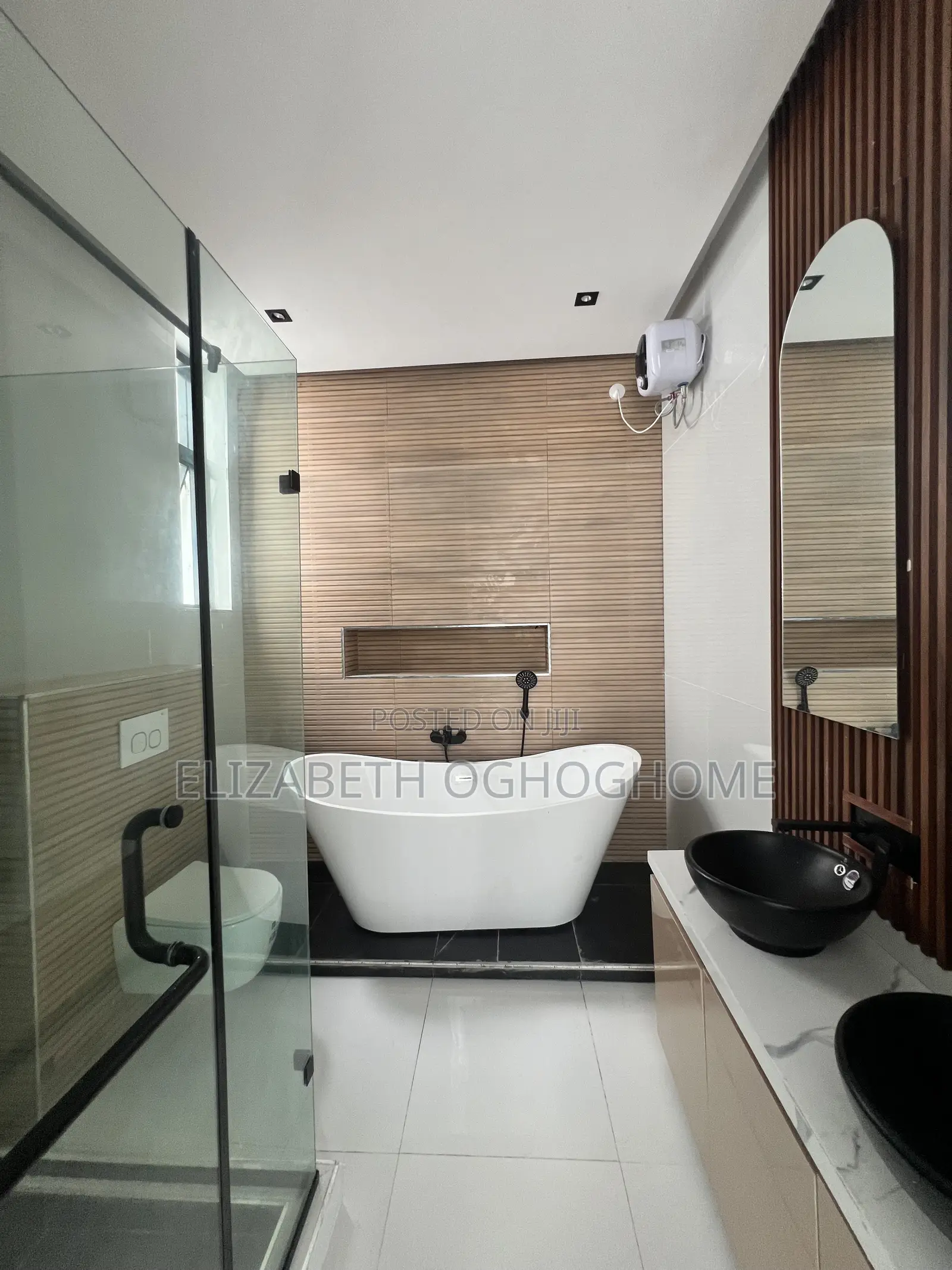 5bdrm Duplex in Chevron for sale