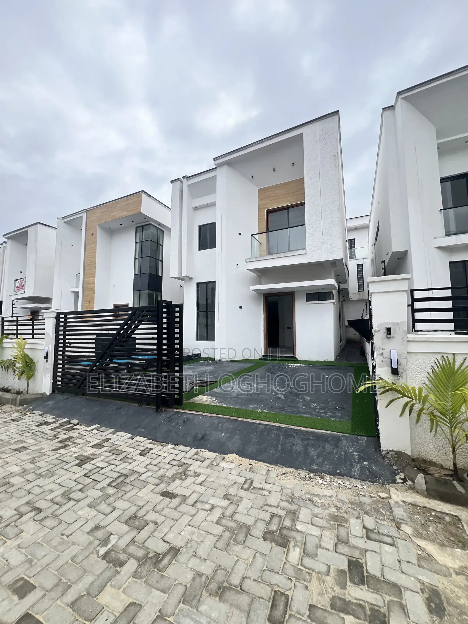 5bdrm Duplex in Chevron for sale
