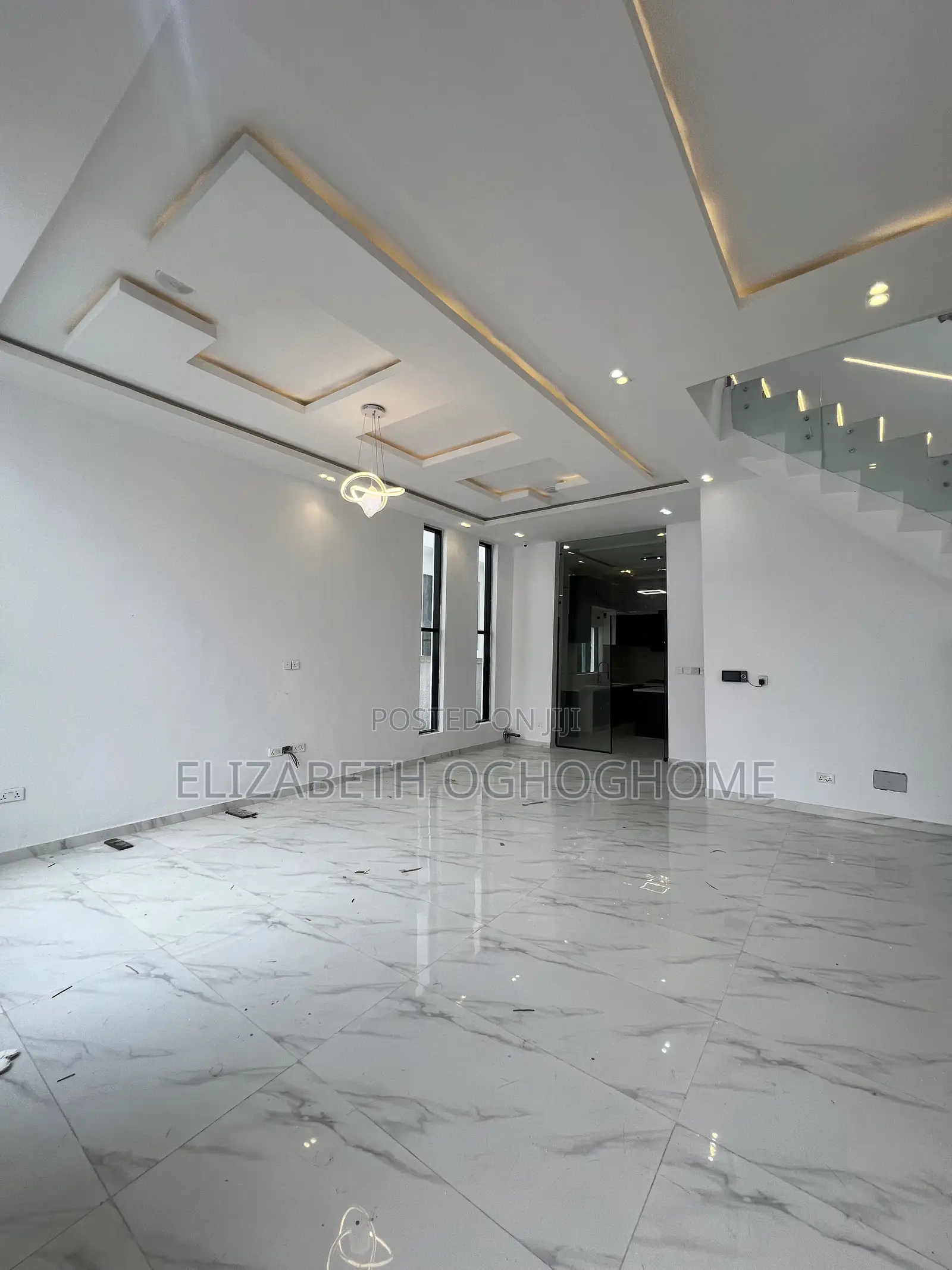 5bdrm Duplex in Chevron for sale